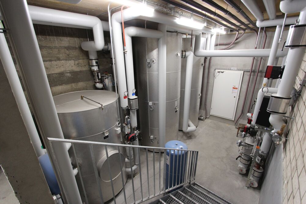 PB2: Das Lager fasst 33 t Pellets, die Wärmeverteilung erfolgt über zwei 3150-Liter-Pufferspeicher.